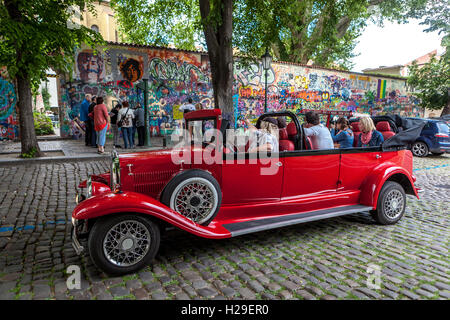 John Lennon Mauer Prag Menschen in einem alten Oldtimer Prag Stadtbesichtigung Stockfoto