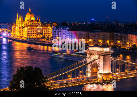 Budapest, Ungarn: Széchenyi Kettenbrücke, Parlamentsgebäude Stockfoto