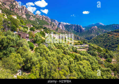 OTA-Stadt mit den Bergen im Hintergrund in der Nähe von Evisa und Porto, Korsika, Frankreich. Stockfoto