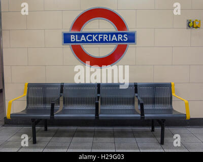 London, England, Vereinigtes Königreich. London underground Schild, Blackfriars Station Stockfoto