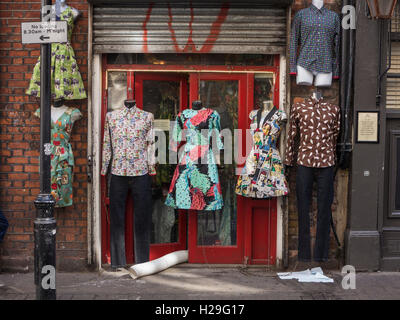 Antike Kleider außerhalb einer Boutique in soho Stockfoto