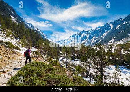 Wanderer in einer schneebedeckten Berge Landschaft. Stockfoto