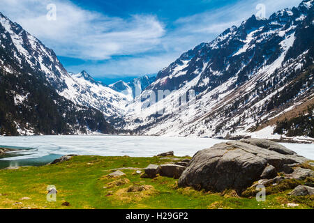 Bergsee und schneebedeckte Berge. Stockfoto