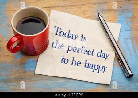 Heute ist der perfekte Tag glücklich - sein Handschrift auf einer Serviette mit einer Tasse Espressokaffee Stockfoto