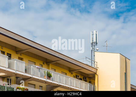 Handy-Antenne auf Dach Stockfoto