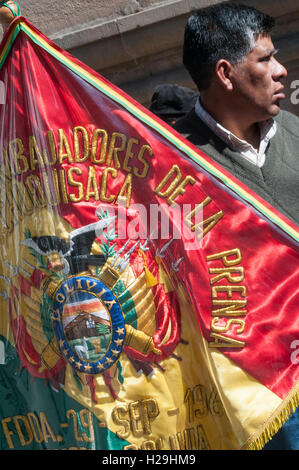 Presse union Fahnenträger bei einem Treffen in der Plaza 25 de Mayo, Sucre, Bolivien Stockfoto
