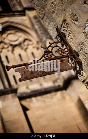 Pub Schild in einer französischen Altstadt Stockfoto