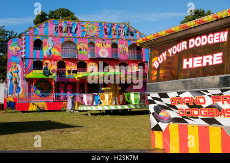 Fahrgeschäfte von einer fahrenden Kirmes auf der Ebene, Brighton Stockfoto