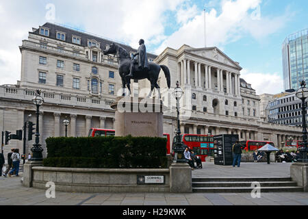 Statue des Herzogs von Wellington, mit der Bank of England hinter. London. Stockfoto