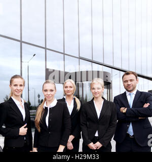 Porträt von freundlichen Geschäft Gruppe stand in der Schlange im freien Stockfoto