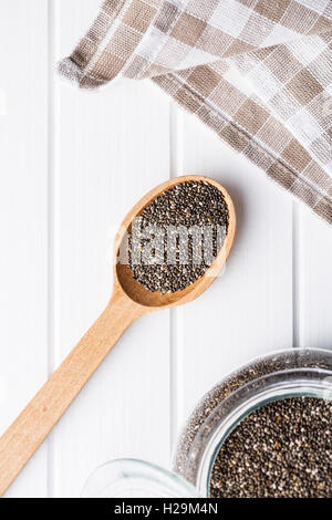 Chia-Samen in Holzlöffel. Ansicht von oben. Gesunde Superfood. Stockfoto