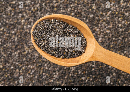 Chia-Samen in Holzlöffel. Ansicht von oben. Gesunde Superfood. Stockfoto