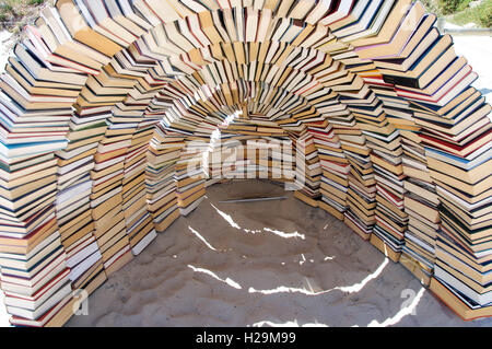 Gewölbte Buch Tierheim Skulptur Skulpturen am Meer im Sand am Cottesloe Beach in Cottesloe, Western Australia. Stockfoto