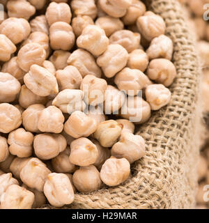 Quadratisches Format selektiven Fokus von Kichererbsen mit hessischen Sack, Kopie Raum und Platz für Text über unscharfe Rechte Seite, ideal für Stockfoto