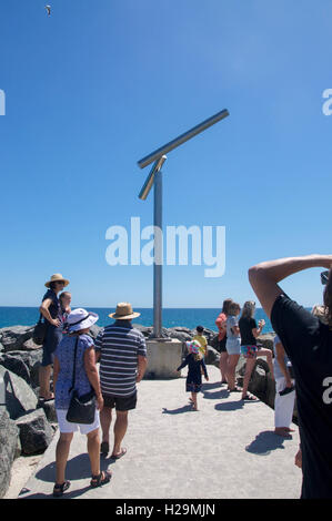 Cottesloe, WA, Australien-März 12, 2016:People auf Felsen Steg anzeigen Skulptur mit dem indischen Ozean auf Skulpturen durch das Meer, Cottesloe, Western Australia Stockfoto