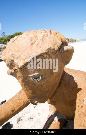 Abstrakte Nahaufnahme der Skulptur des menschlichen Kopfes Vertretung bei Skulpturen am Meer am Strand in Cottesloe, Western Australia. Stockfoto