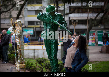 Buenos Aires, Argentinien. 24. Sep, 2016. Besucher sehen Künstlerin menschlichen lebende Statuen für die 17. nationalen Wettbewerb der lebenden Statuen in Buenos Aires, Argentinien, auf 24. September 2016 durchführen. © Martin Zabala/Xinhua/Alamy Live-Nachrichten Stockfoto