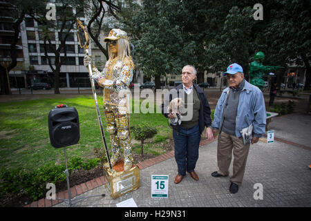 Buenos Aires, Argentinien. 24. Sep, 2016. Besucher sehen Künstlerin menschlichen lebende Statuen für die 17. nationalen Wettbewerb der lebenden Statuen in Buenos Aires, Argentinien, auf 24. September 2016 durchführen. © Martin Zabala/Xinhua/Alamy Live-Nachrichten Stockfoto