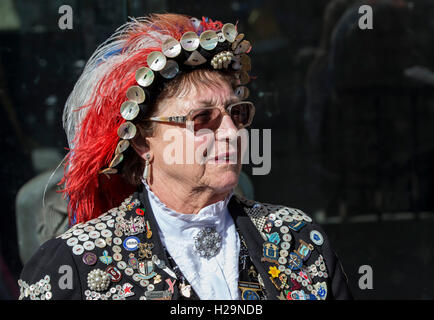 London, UK. 25. September 2016. Doreen Golding, Pearly Queen of Bow Bells und Old Kent Road an der Pearly Kings und Queens Erntedankfest am Guildhall-Yard, London, England. Bildnachweis: ein Bild Fotografie/Alamy Live News Stockfoto