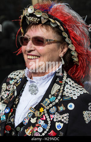 London, UK. 25. September 2016. Doreen Golding, Pearly Queen of Bow Bells und Old Kent Road an der Pearly Kings und Queens Erntedankfest am Guildhall-Yard, London, England. Bildnachweis: ein Bild Fotografie/Alamy Live News Stockfoto