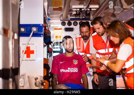 Madrid, Spanien. 25. September 2016. Der Fußballspieler Augusto Matías Fernández von Atletico Madrid in der Ambulanz, in der ersten Hälfte des dem Ligaspiel gegen Deportivo La Coruna verletzt. VIP-Bereich verlassen, Vicente Calderon Stadion, Madrid, Spanien. Bildnachweis: Emanuele Ciccomartino/Alamy Live-Nachrichten Stockfoto