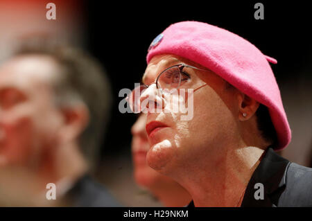 Liverpool, Vereinigtes Königreich. 25. September 2016.  Ed Izzard Actor Labour Party Conference 2016 der Acc Liverpool, Liverpool, England 25. September 2016 besucht die Labour Party Konferenz 2016 um den Acc Liverpool, Liverpool, England © Allstar Bibliothek/Alamy Live News Bildnachweis: Allstar Bild Bibliothek/Alamy Live-Nachrichten Stockfoto