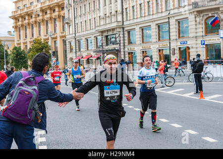 Moskau, Russland, 25. September 2016: Jährliche Moskau International Marathon findet in der Stadt an diesem Sonntag. Läufer aus mehr als 70 Ländern nehmen an diesem sportlichen Event. Die Entfernung des Marathons ist gleich 42,2 km (26,2 Meilen). Die Strecke des Marathons beginnt und endet im Luzhniki Olympic Complex und geht vorbei an den beeindruckendsten Sehenswürdigkeiten von Moskau. Hohe fünf Läufer zu unterstützen. Menschen aller Altersgruppen teilnehmen an der Marathon. Nur zur redaktionellen Verwendung. Bildnachweis: Alex Bilder/Alamy Live-Nachrichten Stockfoto