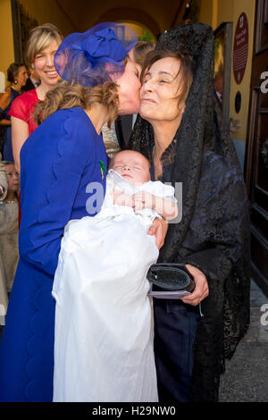 Parma, Italien. 25. September 2016. Prinzessin Annemarie und Prinzessin Maria Fransisca de Bourbon de Parme besuchen die Taufe des Prinzen Carlos de Bourbon de Parme Sohn des Prinzen Carlos und Prinzessin Annemarie de Bourbon de Parme zusammen mit seinen Schwestern Luisa und Cecilia bei der Kathedrale von Parma, Italien, 25. September 2016. Foto: Patrick van Katwijk - NO-Draht-SERVICE-/ Dpa/Alamy Live News Stockfoto