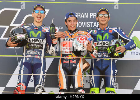 Alcaniz, Spanien. 25. September 2016. Sieger des Rennens Repsol Honda Spanier Marc Marquez (C) auf dem Podium zwischen zweite platzierte Yamaha Team Spanier Jorge Lorenzo (L) und Yamaha Teams Italiener Valentino Rossi nach dem Moto GP Rennen des Aragon Grand Prix auf der Rennstrecke Motorland in Alcaniz am 25. September 2016 feiert Credit: Marco Iorio/Alamy Live-Nachrichten Stockfoto