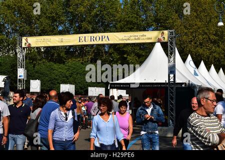 Turin, Piemont, Italien. 25. September 2016. Terra Madre Salone del Gusto 2016. Dank Slow Food Köche, Wissenschaftler, Lebensmittelproduzenten, Studenten, Designer, Landwirte und Politiker zusammenarbeiten können gegenüber einem Ernährungssystem wo gibt es gute, saubere und faire Lebensmittel für alle. Bildnachweis: Marco Imazio/Alamy Live-Nachrichten Stockfoto