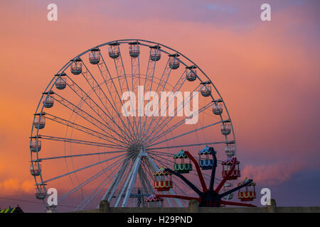 Southport, Merseyside UK Wetter. 25. September 2016. Glorreichen Wolken hinter den kleinen und großen Riesenrad bei Sonnenuntergang vor 4 Tage Regen. Vorhersage für Montag verstärkt Ausbrüche von Regen, vielleicht schwer für eine Zeit mit einer deutlichen Brise. Bildnachweis: MediaWorldImages/Alamy Live-Nachrichten Stockfoto