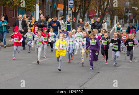 DNEPR, Ukaine. 25. September 2016. Jungen Teilnehmer eilen um Linie während der jüngsten Mädchen Teil "Dnepr-Eco-Marathon" Rac Kredit abzuschließen: © Yuri Kravchenko/Alamy Live News Stockfoto