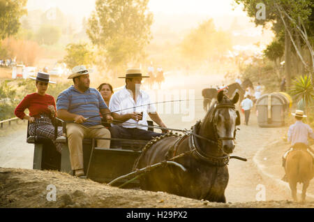 Traditionellen Kutsche mit Pferd am Romeria von Fuengirola, religiöse Pilgerfahrt eine Woche vor der jährlichen Messe, Fuengirola, Andalusien, Spanien. 25. September 2016.  Feria Credit: Perry van Munster / Alamy Live News Stockfoto