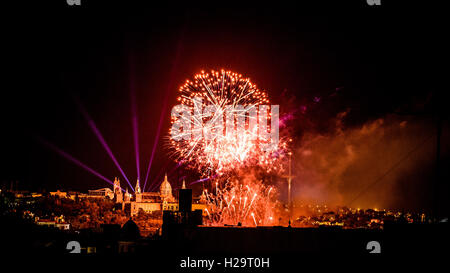 Barcelona, Spanien. 25. September 2016. Das Feuerwerk von der traditionellen "Piromusical" vor der "Palau Nacional" Barcelonas Nachthimmel beleuchten, wie sie das Stadtfest "Merce" Credit schließen: Matthi/Alamy Live-Nachrichten Stockfoto