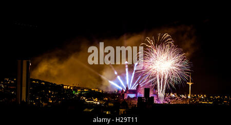 Barcelona, Spanien. 25. September 2016. Das Feuerwerk von der traditionellen "Piromusical" vor der "Palau Nacional" Barcelonas Nachthimmel beleuchten, wie sie das Stadtfest "Merce" Credit schließen: Matthi/Alamy Live-Nachrichten Stockfoto