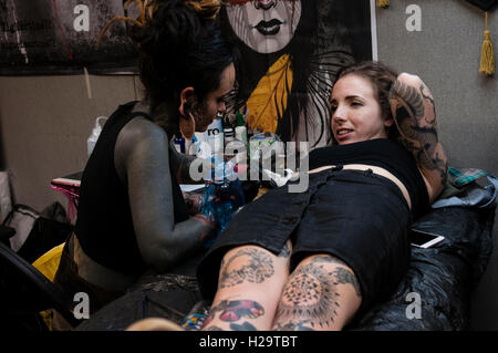 London, UK. 25. September 2016. Tausende von eingefärbten Körper Enthusiasten treffen auf der 12. internationalen London Tattoo Convention Kredit: Noemi Gago/Alamy Live News Stockfoto