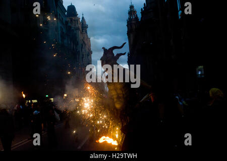 Barcelona, Spanien. 25. September 2016. 25. September 2016 - Barcelona, Katalonien, Spanien - Nebel spuckt Feuer über Nachtschwärmer während der Correfoc des La Merce Festival in Barcelona. Correfocs, eine alte katalanische Tradition, wo Menschen verkleidet als Teufel Feuerwerkskörper und Fackeln sprengen, beteiligen sich jedes Jahr im September an den Feierlichkeiten für La Merce Festival in der Stadt Barcelona. Bildnachweis: Jordi Boixareu/Alamy Live-Nachrichten Stockfoto