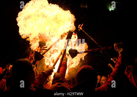 Barcelona, Spanien. 25. September 2016. 25. September 2016 - Barcelona, Katalonien, Spanien - Devils ihre Pulver während der Correfoc des La Merce Festival in Barcelona entlassen. Correfocs, eine alte katalanische Tradition, wo Menschen verkleidet als Teufel Feuerwerkskörper und Fackeln sprengen, beteiligen sich jedes Jahr im September an den Feierlichkeiten für La Merce Festival in der Stadt Barcelona. Bildnachweis: Jordi Boixareu/Alamy Live-Nachrichten Stockfoto