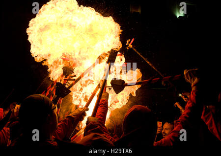 Barcelona, Katalonien, Spanien. 25. September 2016. Teufel feuerte ihre Pulver während der Correfoc des La Merce Festival in Barcelona. Correfocs, eine alte katalanische Tradition, wo Menschen verkleidet als Teufel Feuerwerkskörper und Fackeln sprengen, beteiligen sich jedes Jahr im September an den Feierlichkeiten für La Merce Festival in der Stadt Barcelona. © Jordi Boixareu/ZUMA Draht/Alamy Live-Nachrichten Stockfoto