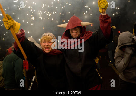 Barcelona, Spanien. 25. September 2016. 25. September 2016 laufen - Barcelona, Katalonien, Spanien - Teufel inmitten Feuerwerkskörper während der Correfoc des La Merce Festival in Barcelona. Correfocs, eine alte katalanische Tradition, wo Menschen verkleidet als Teufel Feuerwerkskörper und Fackeln sprengen, beteiligen sich jedes Jahr im September an den Feierlichkeiten für La Merce Festival in der Stadt Barcelona. Bildnachweis: Jordi Boixareu/Alamy Live-Nachrichten Stockfoto