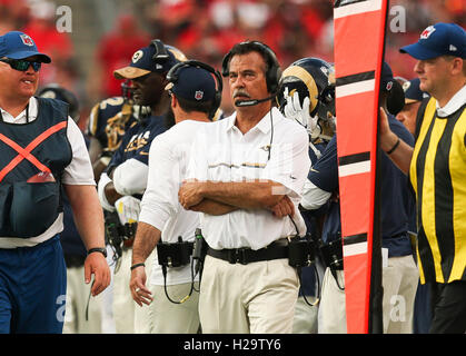 Tampa, Florida, USA. 25. September 2016. WILL VRAGOVIC | Times.Los Angeles Rams head Coach Jeff Fisher an der Seitenlinie während des Spiels im Raymond James Stadium auf Montag, 26. September 2016. © Willen Vragovic/Tampa Bay Times / ZUMA Draht/Alamy Live News Stockfoto