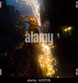 Barcelona, Katalonien, Spanien. 25. September 2016. Nebel spuckt Feuer über Nachtschwärmer während des Correfoc La Merce Festivals. Eine alte katalanische Tradition, Correfocs ist, wo Menschen verkleidet als Teufel Feuerwerkskörper und Fackeln an den Feierlichkeiten für La Merce Festival jedes Jahr im September Aufrechnung. © Jordi Boixareu/ZUMA Draht/Alamy Live-Nachrichten Stockfoto