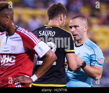 25. September 2016: Schiedsrichter Chris Penso spricht mit Columbus Crew SC Verteidiger Gaston Sauro (22) während des Spiels gegen New England. Columbus führen 1: 0 in der ersten Hälfte. Columbus, OH, USA. Brent Clark Alamy Live-Nachrichten Stockfoto