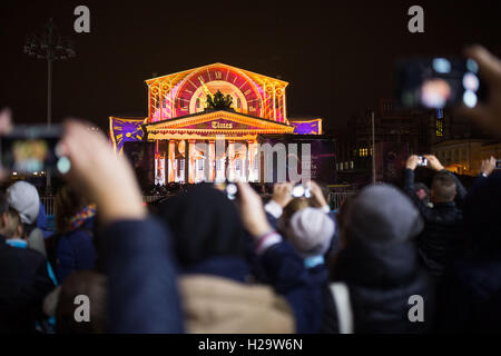 Moskau, Russland. 25. September 2016. Menschen fotografieren eine Show am Bolschoi-Theater während der Circle of Light Festival in Moskau, Russland, auf 25. September 2016 projiziert. Kreis des Lichts Moskau International Festival ist eine jährliche Veranstaltung, die an der Lichtplaner und Spezialisten für audiovisuelle Kunst aus verschiedenen Ländern neu die Architekturszene von Moskau erfinden über video Mapping. © Evgeny Sinitsyn/Xinhua/Alamy Live-Nachrichten Stockfoto