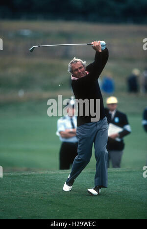 Sandwich, UK.1981. Arnold Palmer, hier abgebildet in Aktion während der 1981 British Open in Royal St. George in der Nähe von Sandwich, England, verstarb am Sonntag, den 25. September im Alter von 87 Credit: Adam Stoltman/Alamy Live News Stockfoto