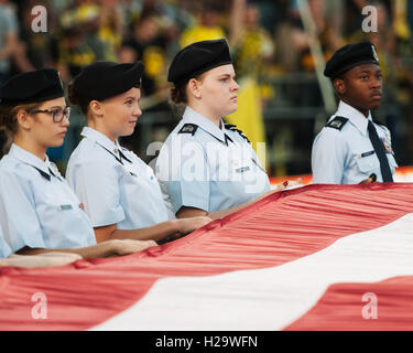 25. September 2016: Der Newark Highschool ROTC hält die Flagge vor dem Spiel zwischen Columbus Crew SC und die New England Revolution. Columbus, OH, USA. Brent Clark Alamy Live-Nachrichten Stockfoto