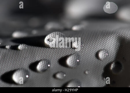 Köln, Deutschland. 26. September 2016. Wassertropfen haben auf einer Plane in Köln, 26. September 2016 gesammelt. Foto: FEDERICO GAMBARINI/Dpa/Alamy Live News Stockfoto