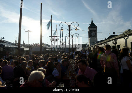 München, Deutschland. 25. September 2016. Besucher feiern auf dem Oktoberfest in München, Deutschland, 25. September 2016. Das 183. Münchner Oktoberfest findet vom 17. September bis 3. Oktober 2016. Foto: Felix Hoerhager/Dpa/Alamy Live News Stockfoto