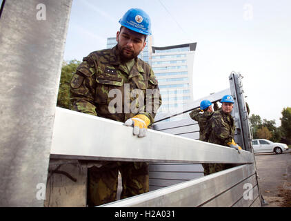 Prag, Tschechische Republik. 24. Sep, 2016. Feuerwehrleute und Soldaten bauen die mobile Hochwasser-Barrieren entlang der Moldau in Flut Übung in Prag, Tschechische Republik, am 24. September 2016. © Katerina Sulova/CTK Foto/Alamy Live-Nachrichten Stockfoto