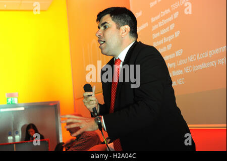 Liverpool, England. 25. September 2016. Richard Burgon, Schatten Justizminister, hält eine Rede während der "Investition nicht schneidet" Fringe Besprechung von Labour Versammlung gegen the Cuts und UNITE der Union organisiert. Das Treffen fand im Rahmen des ersten Tages der Labour Party Jahreskonferenz im ACC Conference Centre. Diese Konferenz folgt Jeremy CorbynÕs Wiederwahl als labour-Parteiführer nach neun Wochen der Kampagne gegen die anderen Kandidaten, Owen Smith. Bildnachweis: Kevin Hayes/Alamy Live-Nachrichten Stockfoto